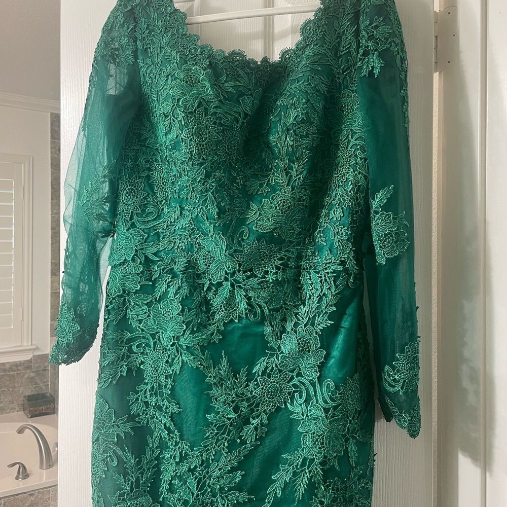 Long Green Color Gown Size 6-8 - Picture 15 of 16